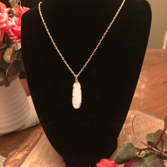✨Feather Carved Sea Shell Necklace - Picture 1 of 6